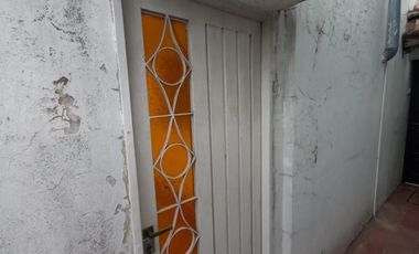 DEPARTAMENTO  DOS AMBIENTES EN PLANTA BAJA POR PASILLO. SIN EXPENSAS. VILLA LUZURIAGA