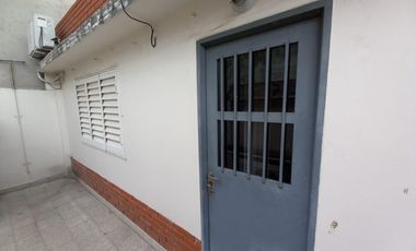 DEPARTAMENTO  DOS AMBIENTES EN PLANTA BAJA POR PASILLO. SIN EXPENSAS. VILLA LUZURIAGA