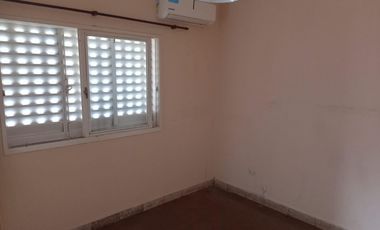 DEPARTAMENTO  DOS AMBIENTES EN PLANTA BAJA POR PASILLO. SIN EXPENSAS. VILLA LUZURIAGA