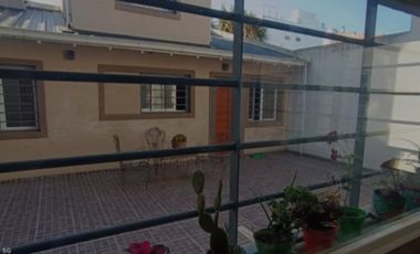 VENDO CASA DE 5 AMB GARAJE 2 AUTOS MÁS DEPARTAMENTO DE 3 AMB
