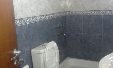 ALQUILER - RAMOS MEJIA - 1 AMBIENTE AMPLIO DIVISIBLE CON PATIO - NO PAGA EXPENSAS - 1° PISO POR ESCALERA - NO SE ACEPTAN MASCOTAS