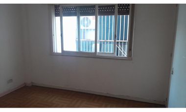 SAN JUSTO (CENTRO), DEPTO. DE 3 AMB. 2° PISO POR ESCALERA