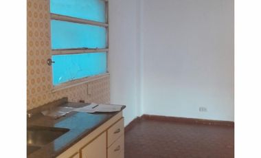 SAN JUSTO (CENTRO), DEPTO. DE 3 AMB. 2° PISO POR ESCALERA