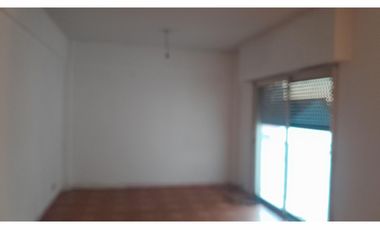 SAN JUSTO (CENTRO), DEPTO. DE 3 AMB. 2° PISO POR ESCALERA