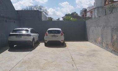 Cochera descubierta en el centro de Banfield.