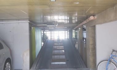 Cochera descubierta en el centro de Banfield.