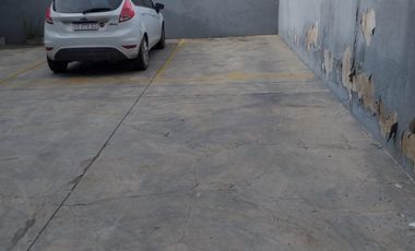 Cochera descubierta en el centro de Banfield.