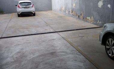 Cochera descubierta en el centro de Banfield.