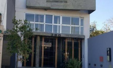 Cochera descubierta en el centro de Banfield.