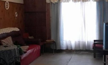 CASA DE 3 AMBIENTES CON PARQUE AL FONDO Y PILETA.
