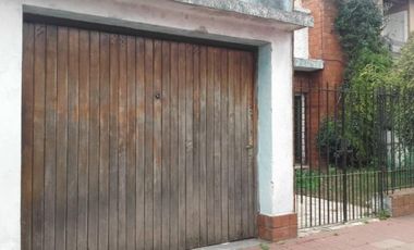 CASA DE 3 AMBIENTES CON PARQUE AL FONDO Y PILETA.