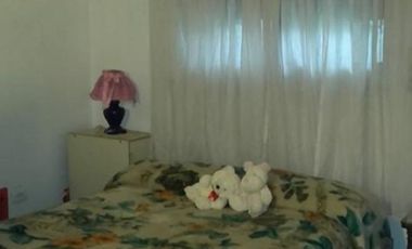 CASA DE 3 AMBIENTES CON PARQUE AL FONDO Y PILETA.