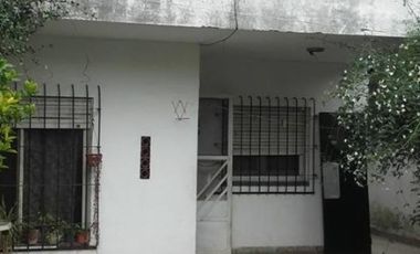 CASA DE 3 AMBIENTES CON PARQUE AL FONDO Y PILETA.