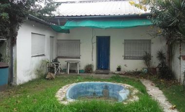 CASA DE 3 AMBIENTES CON PARQUE AL FONDO Y PILETA.