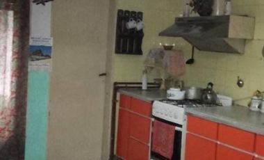 CASA DE 3 AMBIENTES CON PARQUE AL FONDO Y PILETA.