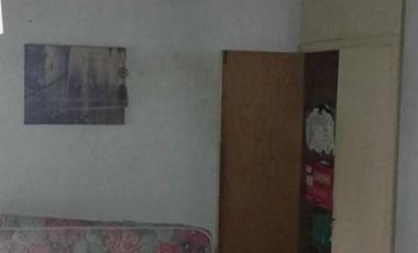 CASA DE 3 AMBIENTES CON PARQUE AL FONDO Y PILETA.