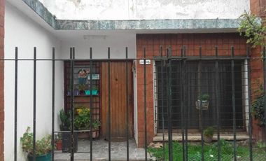CASA DE 3 AMBIENTES CON PARQUE AL FONDO Y PILETA.