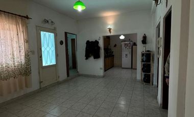 Casa tres ambientes a la venta en Bella Vista