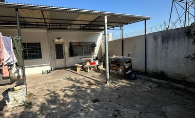 Casa tres ambientes a la venta en Bella Vista
