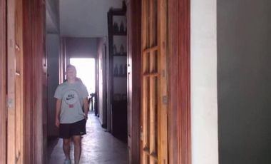 Casa antigua a metros del Bv. Pellegrini