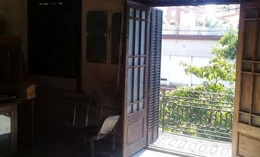 Casa antigua a metros del Bv. Pellegrini