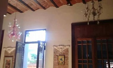 Casa antigua a metros del Bv. Pellegrini