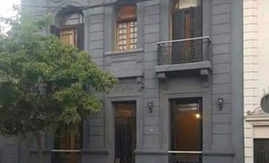 Casa antigua a metros del Bv. Pellegrini