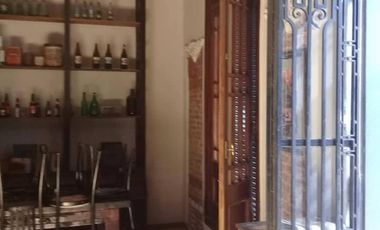Casa antigua a metros del Bv. Pellegrini