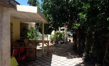 CASA  CON 2 DORMITORIOS - COCINA - COMEDOR - BAÑO - JARDIN - LAVADERO -ENTRADA DE AUTO - PATIO - UN DEPARTAMENTO AL FONDO : 1 DORMOTORIO - COCINA COME