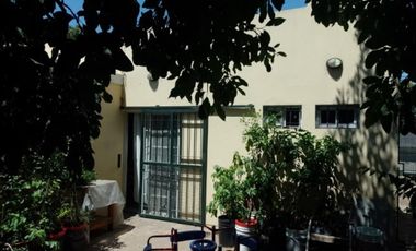 CASA  CON 2 DORMITORIOS - COCINA - COMEDOR - BAÑO - JARDIN - LAVADERO -ENTRADA DE AUTO - PATIO - UN DEPARTAMENTO AL FONDO : 1 DORMOTORIO - COCINA COME
