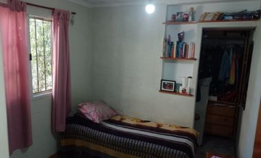 CASA  CON 2 DORMITORIOS - COCINA - COMEDOR - BAÑO - JARDIN - LAVADERO -ENTRADA DE AUTO - PATIO - UN DEPARTAMENTO AL FONDO : 1 DORMOTORIO - COCINA COME