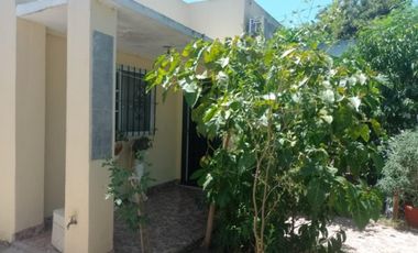 CASA  CON 2 DORMITORIOS - COCINA - COMEDOR - BAÑO - JARDIN - LAVADERO -ENTRADA DE AUTO - PATIO - UN DEPARTAMENTO AL FONDO : 1 DORMOTORIO - COCINA COME