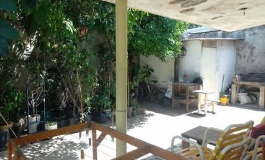 CASA  CON 2 DORMITORIOS - COCINA - COMEDOR - BAÑO - JARDIN - LAVADERO -ENTRADA DE AUTO - PATIO - UN DEPARTAMENTO AL FONDO : 1 DORMOTORIO - COCINA COME