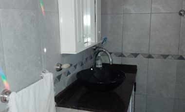 CASA  CON 2 DORMITORIOS - COCINA - COMEDOR - BAÑO - JARDIN - LAVADERO -ENTRADA DE AUTO - PATIO - UN DEPARTAMENTO AL FONDO : 1 DORMOTORIO - COCINA COME