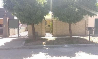 CASA  CON 2 DORMITORIOS - COCINA - COMEDOR - BAÑO - JARDIN - LAVADERO -ENTRADA DE AUTO - PATIO - UN DEPARTAMENTO AL FONDO : 1 DORMOTORIO - COCINA COME