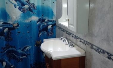 CASA  CON 2 DORMITORIOS - COCINA - COMEDOR - BAÑO - JARDIN - LAVADERO -ENTRADA DE AUTO - PATIO - UN DEPARTAMENTO AL FONDO : 1 DORMOTORIO - COCINA COME