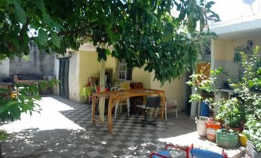 CASA  CON 2 DORMITORIOS - COCINA - COMEDOR - BAÑO - JARDIN - LAVADERO -ENTRADA DE AUTO - PATIO - UN DEPARTAMENTO AL FONDO : 1 DORMOTORIO - COCINA COME