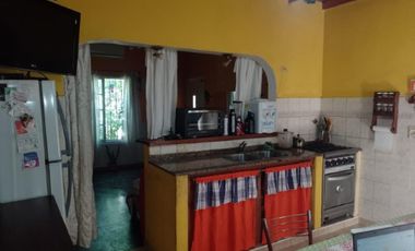 CASA  CON 2 DORMITORIOS - COCINA - COMEDOR - BAÑO - JARDIN - LAVADERO -ENTRADA DE AUTO - PATIO - UN DEPARTAMENTO AL FONDO : 1 DORMOTORIO - COCINA COME