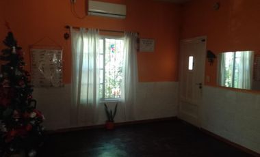 CASA  CON 2 DORMITORIOS - COCINA - COMEDOR - BAÑO - JARDIN - LAVADERO -ENTRADA DE AUTO - PATIO - UN DEPARTAMENTO AL FONDO : 1 DORMOTORIO - COCINA COME