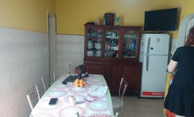 CASA  CON 2 DORMITORIOS - COCINA - COMEDOR - BAÑO - JARDIN - LAVADERO -ENTRADA DE AUTO - PATIO - UN DEPARTAMENTO AL FONDO : 1 DORMOTORIO - COCINA COME