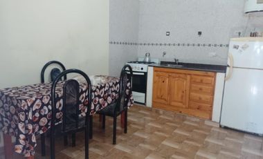 CASA  CON 2 DORMITORIOS - COCINA - COMEDOR - BAÑO - JARDIN - LAVADERO -ENTRADA DE AUTO - PATIO - UN DEPARTAMENTO AL FONDO : 1 DORMOTORIO - COCINA COME