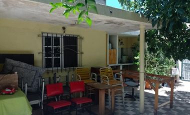 CASA  CON 2 DORMITORIOS - COCINA - COMEDOR - BAÑO - JARDIN - LAVADERO -ENTRADA DE AUTO - PATIO - UN DEPARTAMENTO AL FONDO : 1 DORMOTORIO - COCINA COME