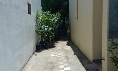 CASA  CON 2 DORMITORIOS - COCINA - COMEDOR - BAÑO - JARDIN - LAVADERO -ENTRADA DE AUTO - PATIO - UN DEPARTAMENTO AL FONDO : 1 DORMOTORIO - COCINA COME