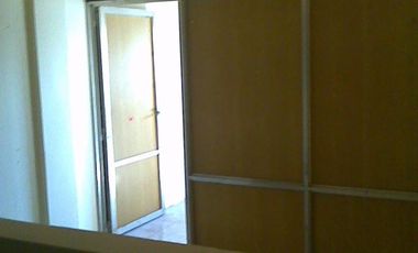 Departamento en ALQUILER APTO PROFESIONAL en primer piso por escalera en Glew Centro.