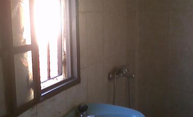 Departamento en ALQUILER APTO PROFESIONAL en primer piso por escalera en Glew Centro.