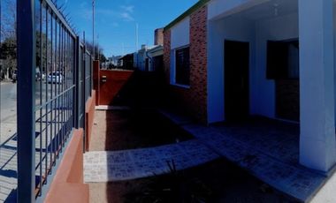 Venta a Estrenar Galpón 260m2 oficina 60m2 pérgola triple 40m2 Escritura en Villa Adela U$S95.000.