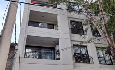 Venta DOS AMBIENTES con balcón Edificio de Categoría