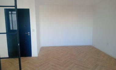 Venta DOS AMBIENTES con balcón Edificio de Categoría