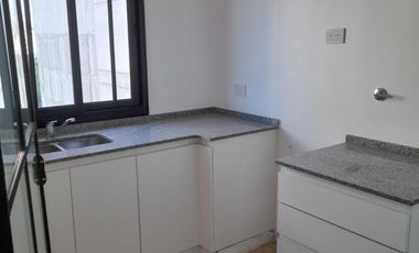 Venta DOS AMBIENTES con balcón Edificio de Categoría