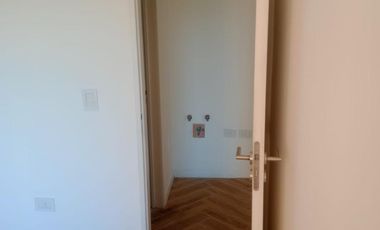 Venta DOS AMBIENTES con balcón Edificio de Categoría